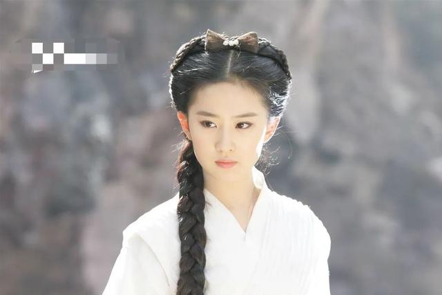 不明白小姐|baby版小龙女曝光,穿白裙竹竿身材撑不起衣服,脸僵法令纹严重