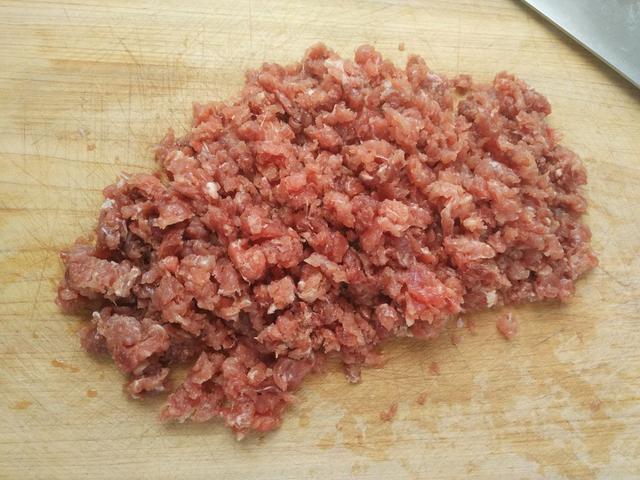 家庭版牛肉饼的做法，馅料这样做，咬一口汁多肉嫩，真过瘾