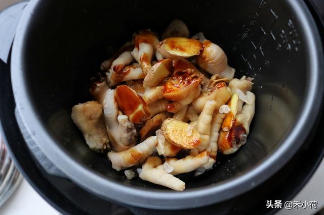 鸡爪最香的做法，连锅都想吃了，酱香浓郁，一次两斤不够吃