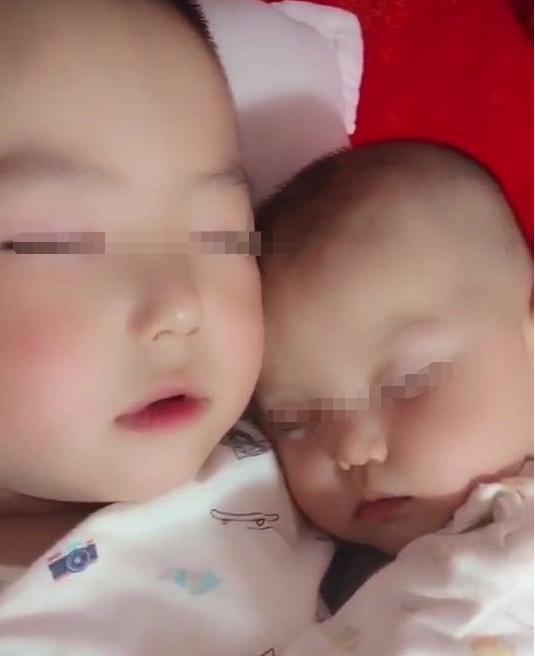 『超级宝妈』最“亲密”二胎火了，哥哥哄完弟弟睡着，妈妈掀开被子后心暖化了