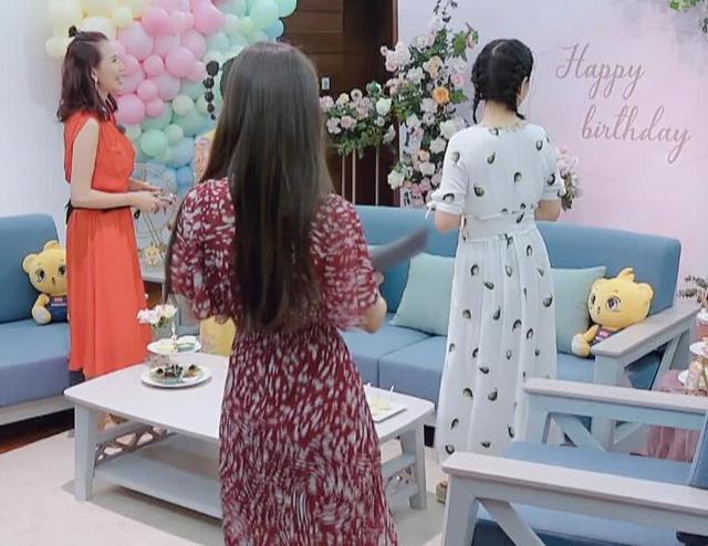 流年不诉|妻子团给谢娜准备生日蛋糕，本以为随便买的，看清造型，娜姐哭了