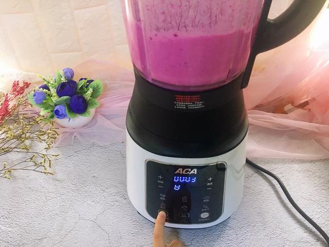 在家自制火龙果奶昔，健康无添加，做法简单，几分钟就能搞定