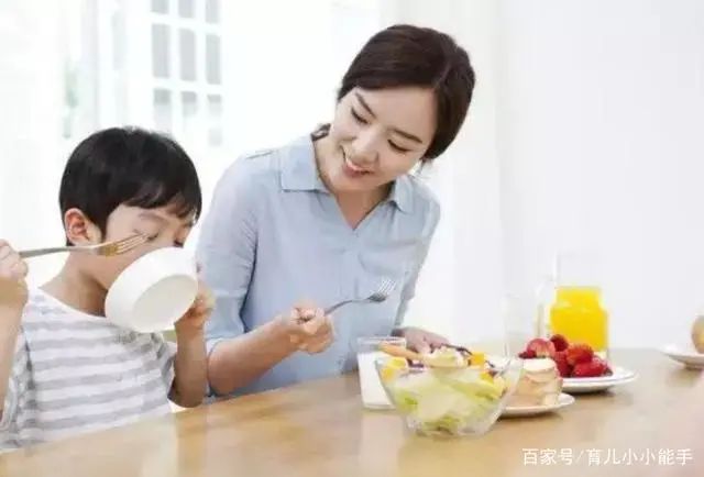 暖先生格调：“孩子不吃饭，总要追着喂”，李玫瑾教授教你一招改掉坏习惯