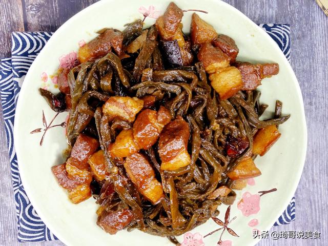 天一冷，我特馋这个菜，从小吃不腻，每周炖上一锅，热乎乎真解馋