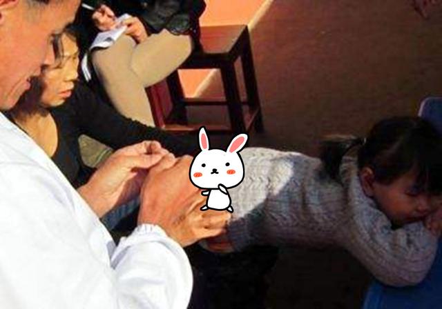 画说育儿▲3岁女宝模仿爸爸“掏裤裆”,妈妈光顾着乐没制止,几天后住了院