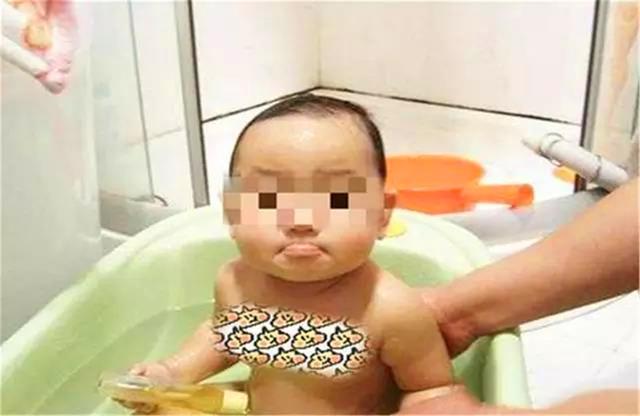 「超级宝妈」给5岁女儿洗澡，公公站在旁边逗娃观看，宝妈心里却犯难了