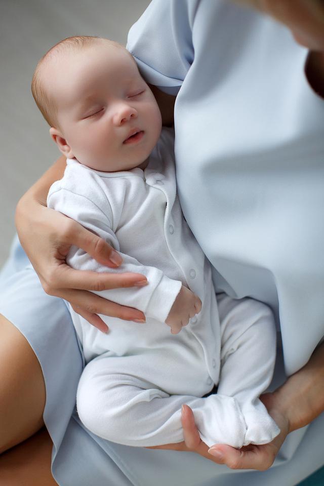 你的育儿经■孩子入睡困难,妈妈坐床头抱睡,试试5s安抚法