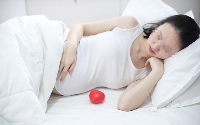 粉红夏季|孕期只能“左侧卧”睡觉吗？这3类孕妇可以换个姿势，别委屈自己