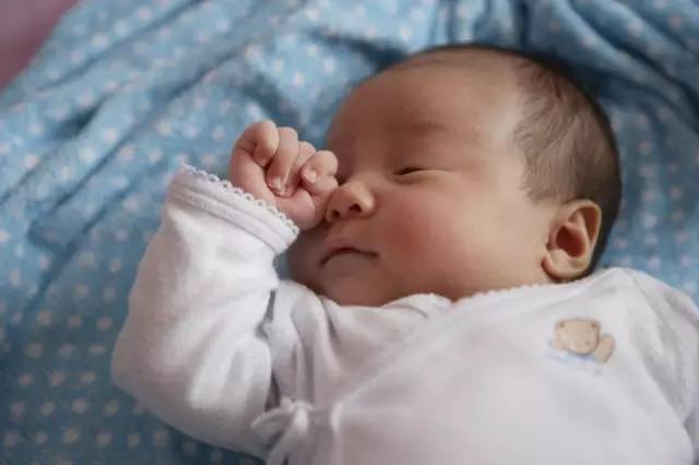 「暖先生格调」解读“婴语”：摇头、红脸、揉眼、攥拳...这些动作各有含义！