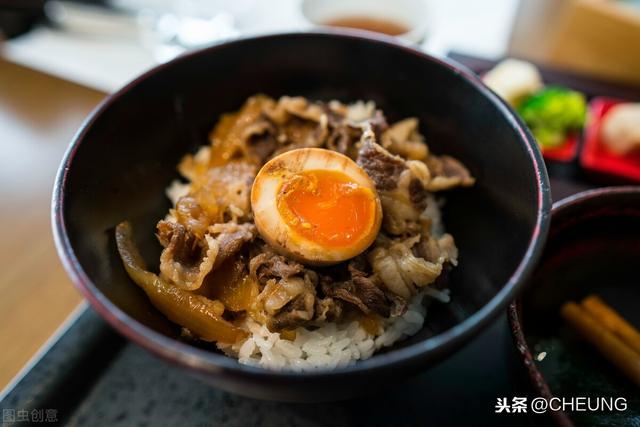 黑椒土豆肥牛，鲜香软嫩超下饭，好吃到舔碗底，周末宅家就吃它啦