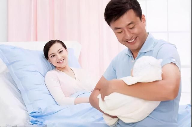 新生婴儿哭闹，到底要不要抱？听听医生怎么说，再做选择