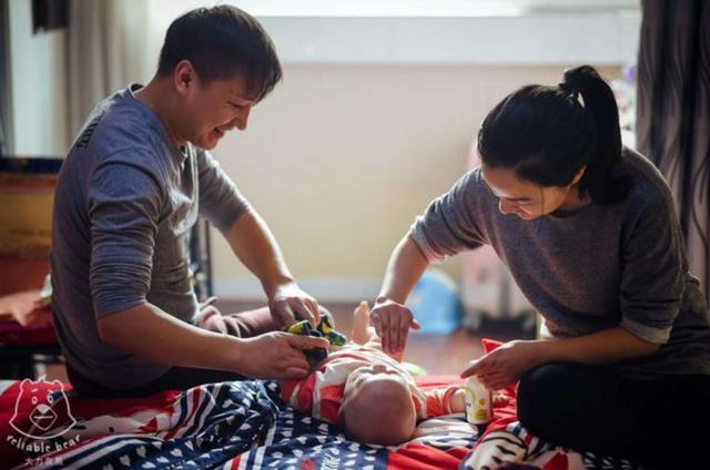 你的育儿经■宝爸“男扮女装”，化妆成“妈妈”哄娃睡觉，网友：心动的感觉