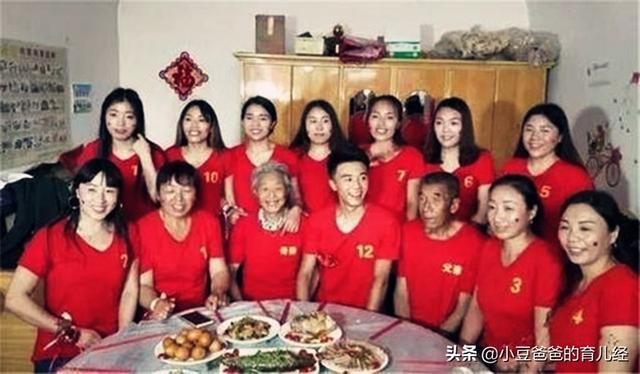 夫妻俩连生11女后终“得子”，儿子结婚，却让姐姐们出资32万