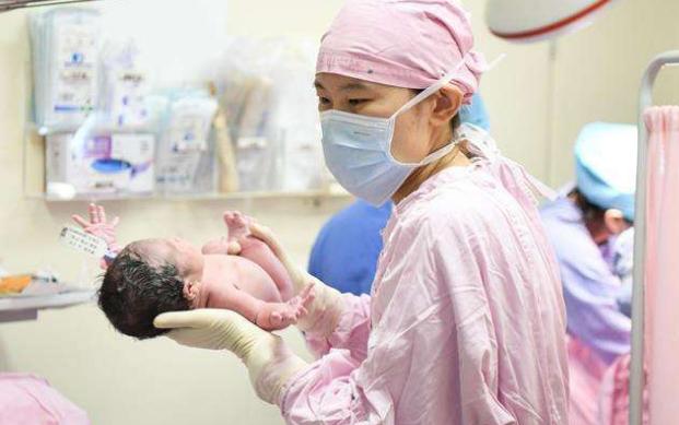 你的育儿经|生宝宝时被“男实习生”围观,孕妇提出拒绝,医生却面色难堪