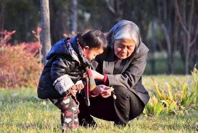 爷爷陪孙子打点滴，自己“霸占”床位睡得香甜，孩子表情很茫然