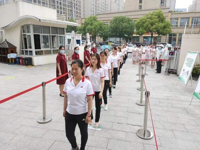超级宝妈|透明隔离板用餐 错向而睡，幼儿园开学在即 为幼儿筑起一道坚固的“防护墙”