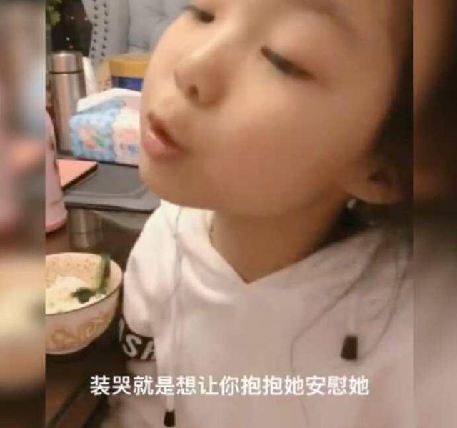 【超级宝妈】妹妹大哭急坏妈妈，二胎姐姐争宠揭发：都是假装的！你怎么看