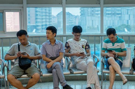 超级宝妈|22岁产妇生娃，产房外站着4个“宝爸”，孩子的“亲爸”到底是谁