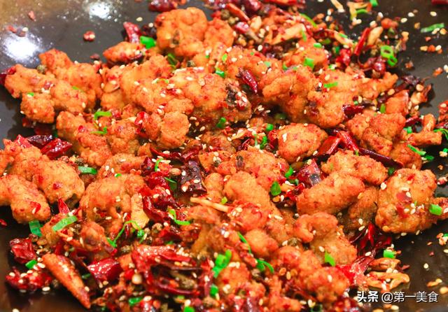 大厨教你做辣子鸡丁不出水，粒粒入魂！外酥有嚼劲，内部又滑嫩