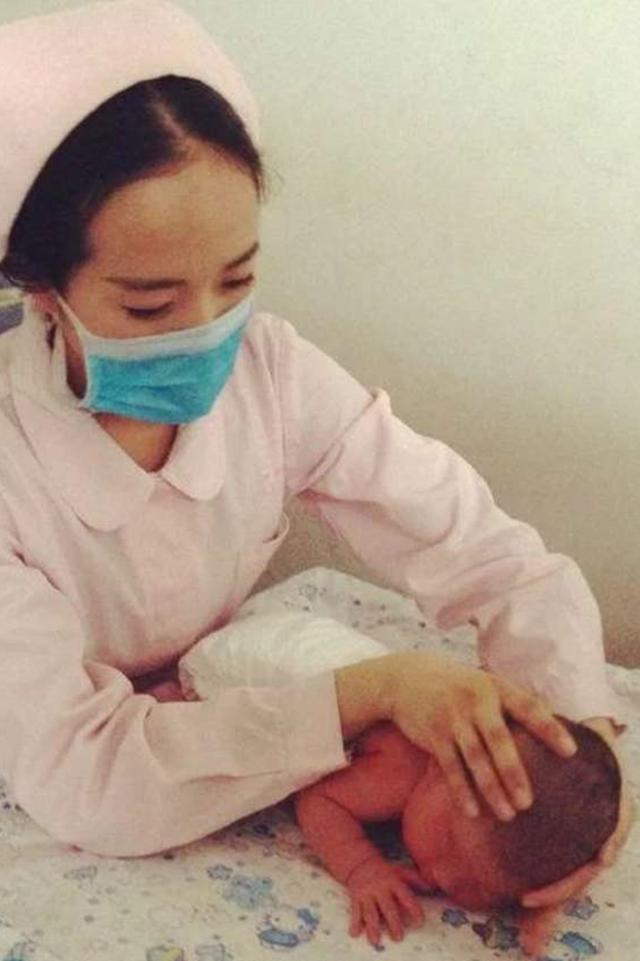 『你的育儿经』孩子眼看着顺利娩出，没想到被护士揍了几巴掌，孩子哭了宝妈懵了