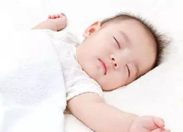 你的育儿经|孩子睡觉喜欢举着手，这个投降状睡姿需要纠正吗？