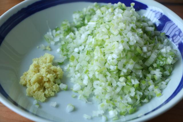 早餐小笼包，一口一个，学会在家做，比外面卖的健康好吃