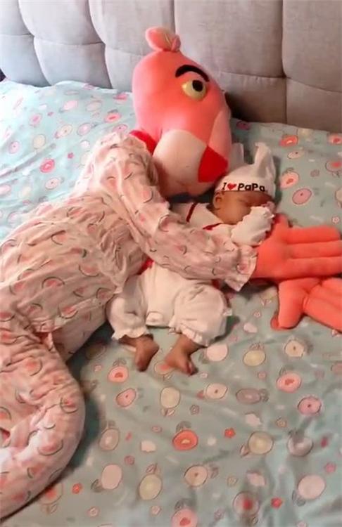 超级宝妈▲粉红豹化身“哄娃神器”，孩子一秒入睡，宝妈为自己的机智点赞