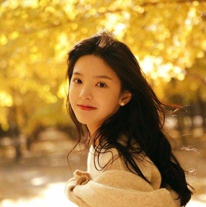 最时尚章若楠果然是甜甜的街拍女孩，针织上衣配短裙，美丽笑容甜到心