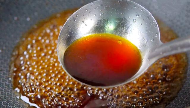 这才是卤牛肉的正确做法，牛肉色泽鲜亮不柴不腥，家里人都爱吃