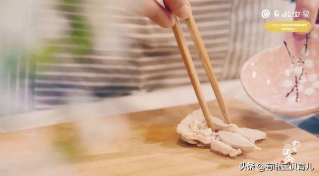 『你的育儿经』「鸡丝菠菜面」鲜嫩可口，富含维生素和纤维素，宝宝根本停不下来