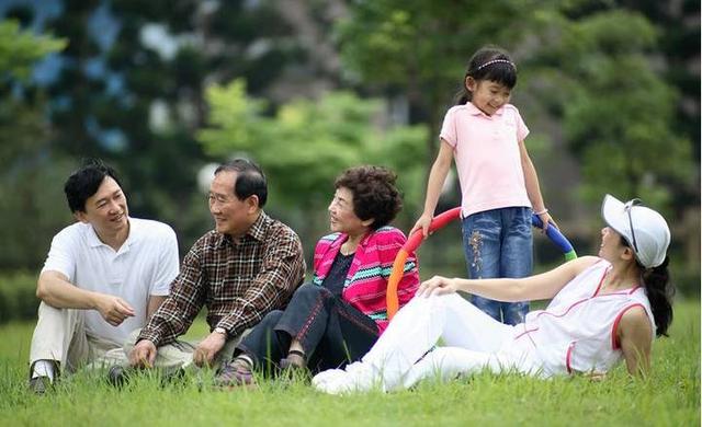 生完孩子后，婆婆出钱和出力，哪个更实际？听听过来人的真实心声