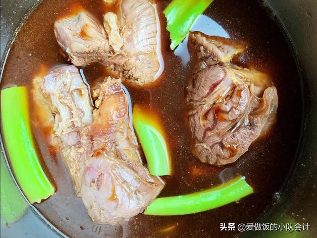 高压锅炖牛肉要多久？牢记2点，牛肉软烂好吃还入味，方法很实用