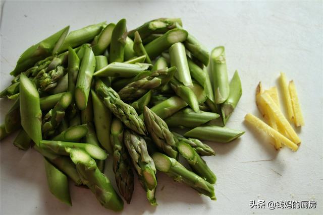 「超级宝妈」春天，这菜正适合孩子吃，有荤有素营养全、味道好，贵也别省