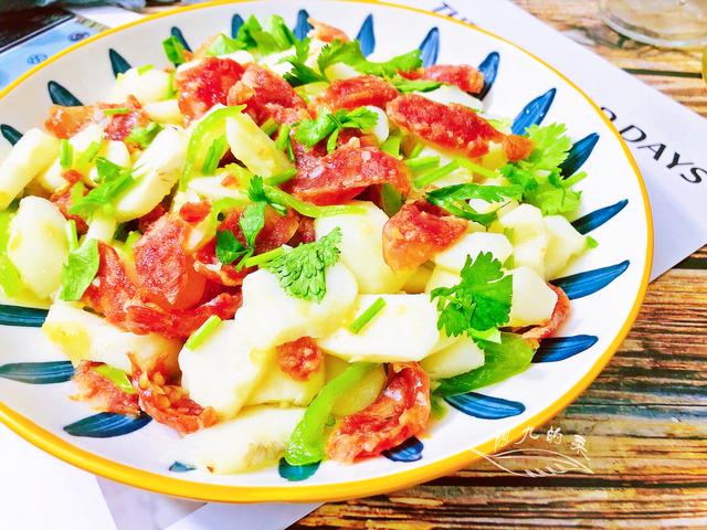 这菜在南方正当季，4块钱能买两斤，配上腊肠爆炒，给肉都不换