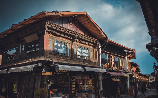 【约吗旅行】被一把大火烧光的月光古城!这里拥有世界上最大的转经筒