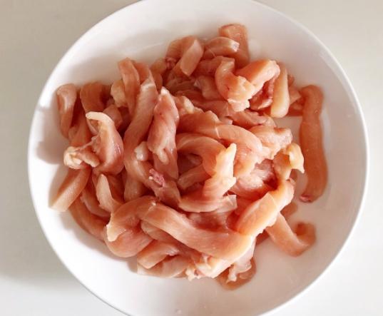 鸡胸肉做成糖醋味，酸酸甜甜，特别适合小朋友