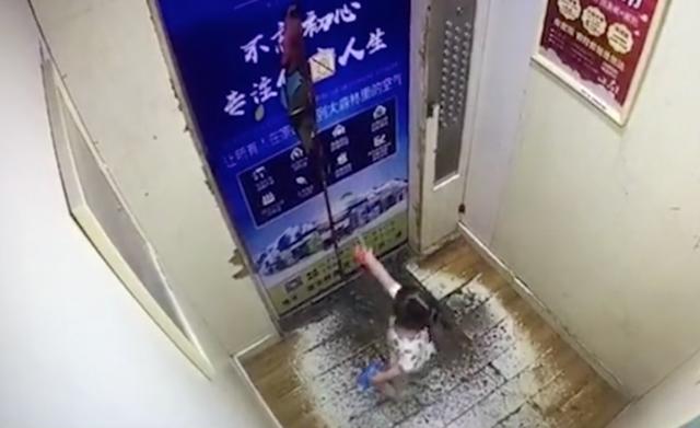 环球网|两岁女童被吊电梯门！家长别再犯这个错