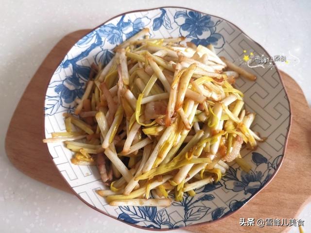 此菜简单炒炒5分钟就搞定，营养好味道鲜，冬天贵点也要常吃
