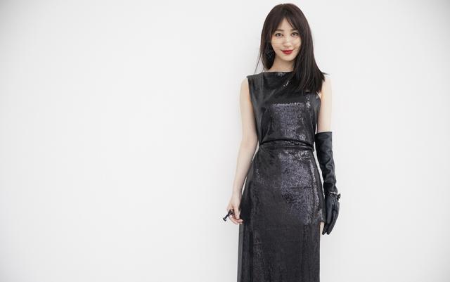 【普拉达女王】李菲儿的衣品好难懂，穿裹身裙前面长一截，只戴一只手套还挺潮