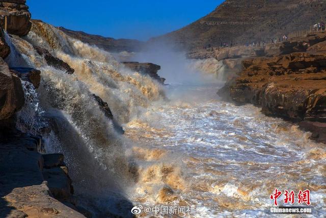 『旅行百事通』黄河壶口瀑布迎来“桃花汛”彩虹相伴景色壮美