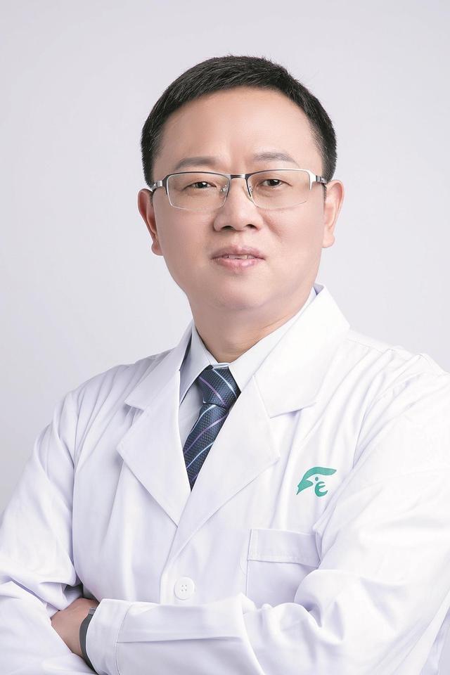 三头四臂的“达芬奇”可在患儿娇嫩器官上飞针走线，江城小儿外科迈入机器人微创时代