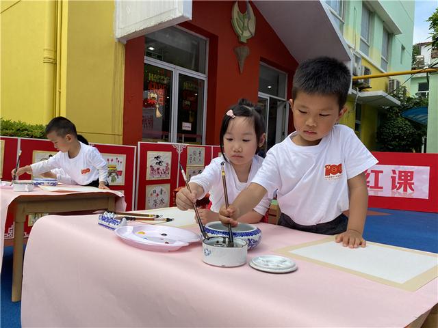 幼儿|作一幅书画送给党，这些萌娃用手中的毛笔抒发真挚情感