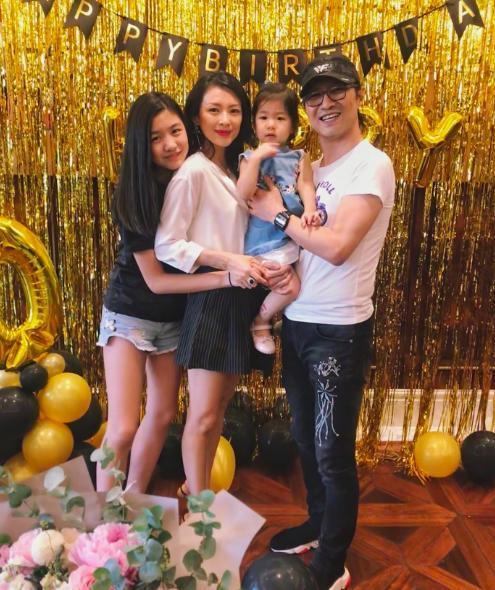 流年絮语|国际范十足的章子怡，穿衣搭配引领时尚，修长腿型怎么穿都好看