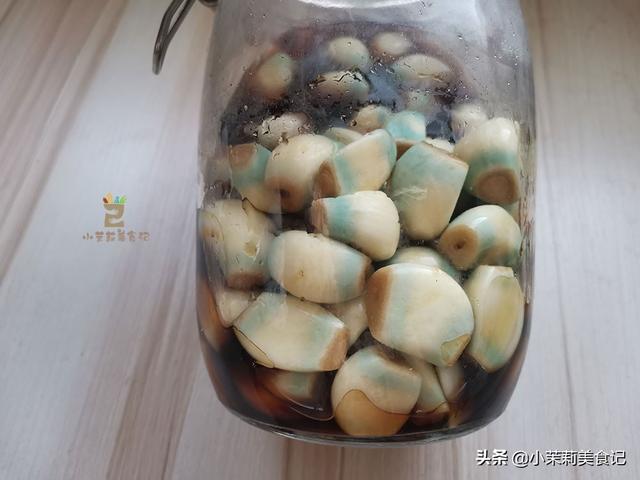 泡腊八蒜，记住“1切2腌3泡”，1天就变绿，炒菜蘸饺子脆又香