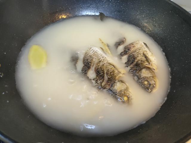 做鲫鱼汤，直接下锅煎是大忌，提前做好这一步，汤白味鲜无腥味