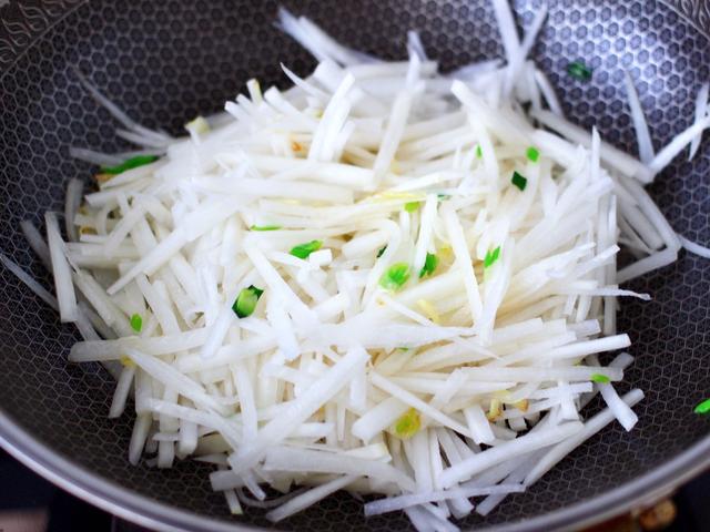 1根萝卜，1碗虾皮，洗一洗炒一炒，就能做成一道全家爱吃的小炒