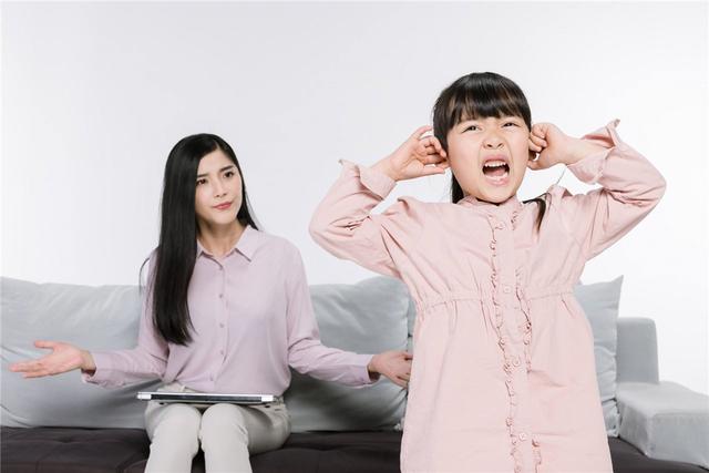 [超级宝妈]＂我不买了，别打了＂，6岁女儿边哭边求饶，失控的家长有多可怕