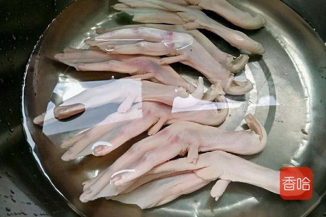 鸭掌这样做太香了，口感嫩滑香醇，一次一盘也不够吃