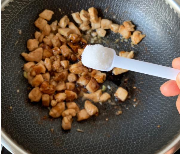 超下饭辣椒炒鸡丁，10分钟搞定，不老不柴好吃营养