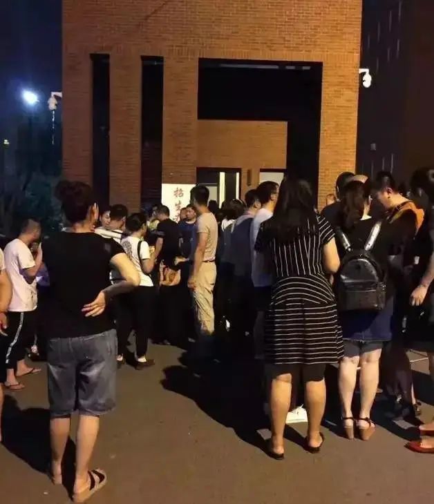 『暖先生格调』今年中考，哈市家长深夜排队的火爆一幕将不再上演！